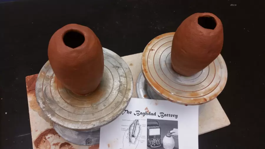 Descubiertas a principios de la década del 30 del siglo XX, las vasijas eran proveedoras de misterio.