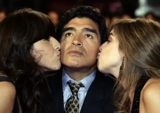 Dalma y Gianinna Maradona junto con el Diez