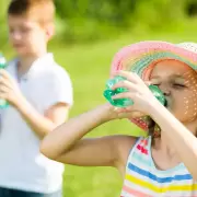 Golpe de calor: por qué el cuerpo de un niño es como el radiador de un auto y cómo evitar que "explote"