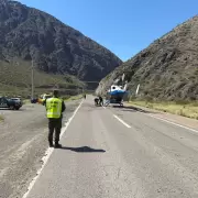 Un auto volc� en Alta Monta�a, cay� al r�o y uno de sus ocupantes fue evacuado en helic�ptero