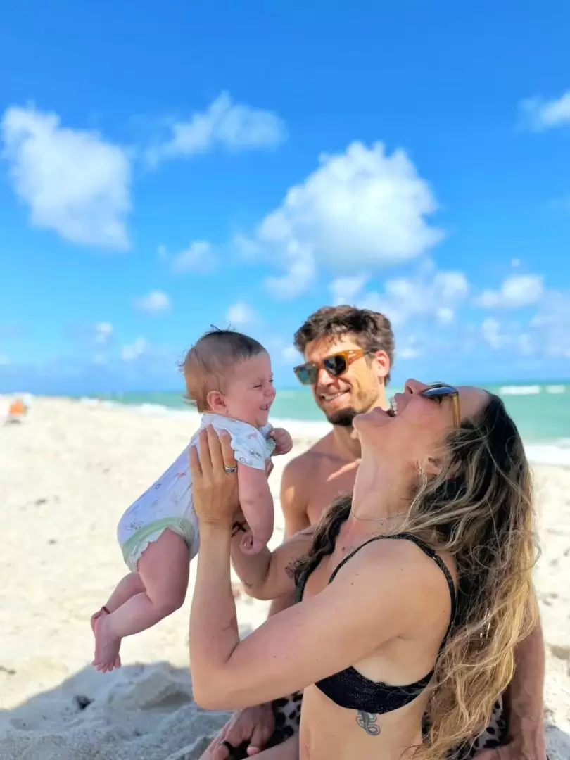 Jimena Barón presentó a su hijo Arturo: las fotos de la carita del bebé.