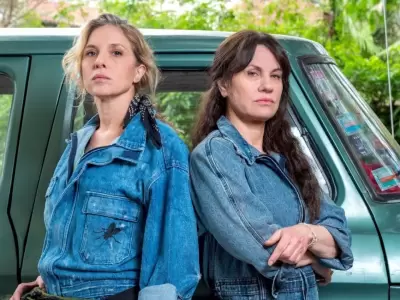 "El tiempo de las moscas" es una miniserie argentina dram�tica y criminal disponible en Netflix, estrenada el 1� de enero de 2026.