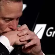 Elon Musk en el ojo de la tormenta: Grok confes� fallas graves y la creaci�n de material prohibido