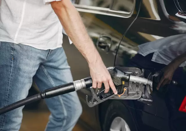 Reintegros, cuotas y apps: las claves para pagar menos en combustibles.