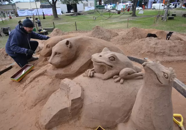 Lo que empez� como diversi�n en la playa, termin� con grandes obras de Alejandro Arce.
