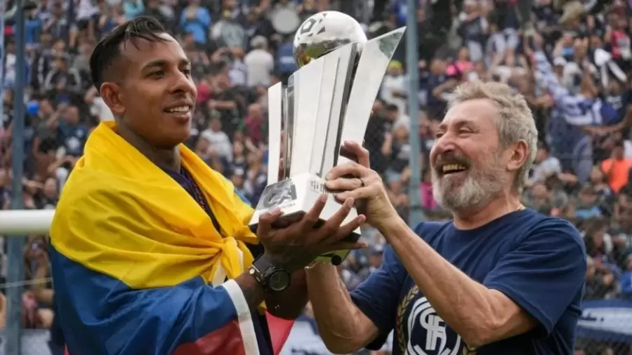 Sebasti�n Villa y su futuro.