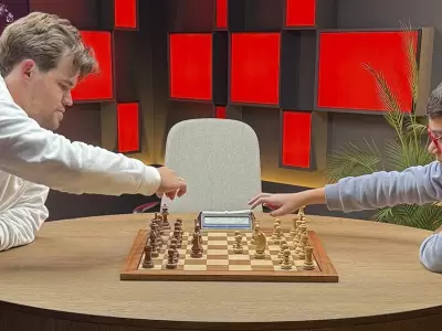 Magnus Carlsen junto a Faustino Oro