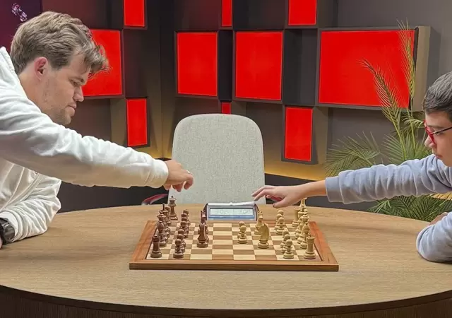 Magnus Carlsen junto a Faustino Oro