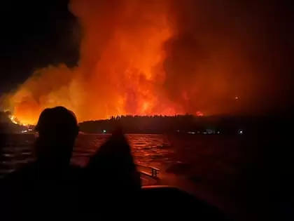 Incendios en Puerto Patriada fotografiados desde el Lago Epuy�n, en Chubut.