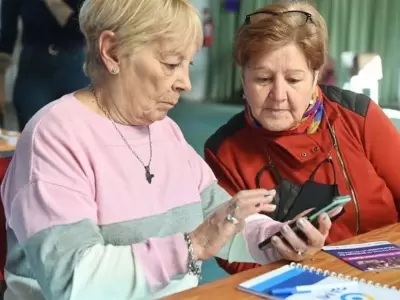 Adultos mayores interactuando con Tina, la nueva asistente virtual de ANSES.
