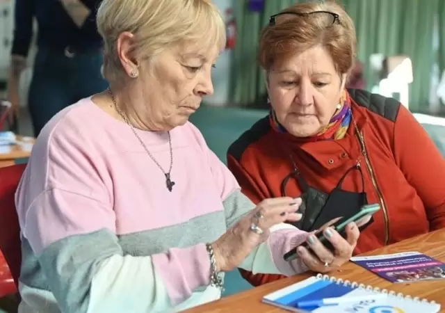 Adultos mayores interactuando con Tina, la nueva asistente virtual de ANSES.