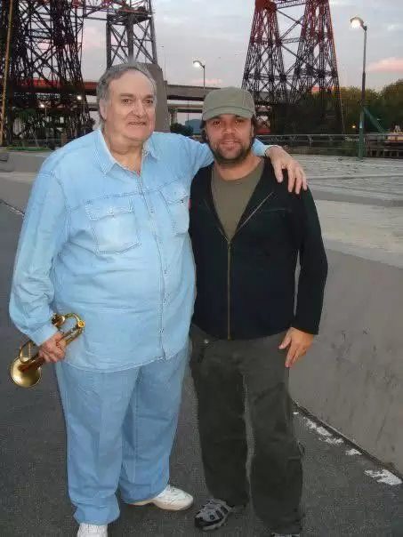 Roberto Fats Fern�ndez en el Barrio que lo vio nacer