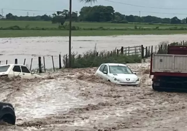 Diluvio en Salta: cayeron 90 mil�metros en una hora, hay rutas cortadas y sigue el alerta amarilla