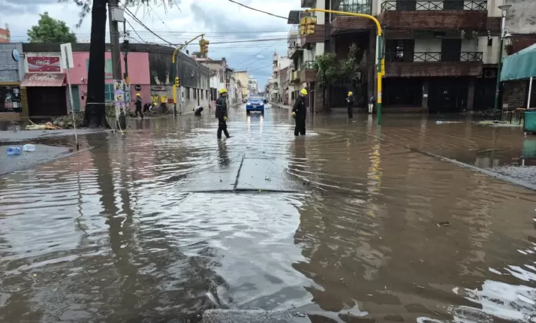 En un lapso de apenas una hora, cayeron m�s de 90 mil�metros de agua, colapsando totalmente los sistemas pluviales y aislando barrios enteros.