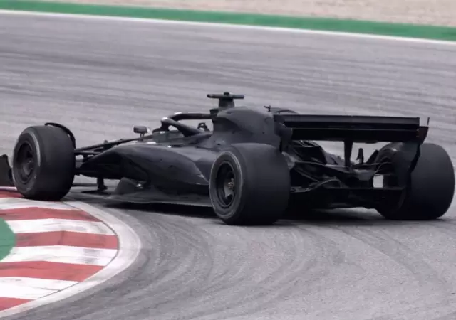 El Audi de F1 en pista durante los ensayos de Barcelona.
