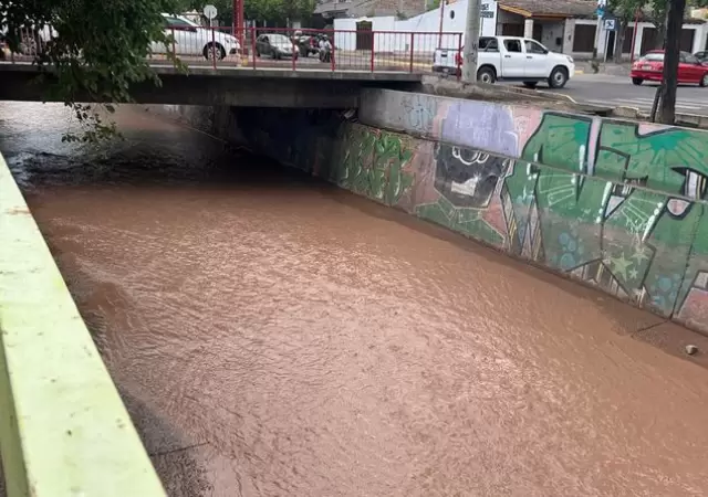 Operativo clave en el Zanj�n de los Ciruelos: cortan el agua para buscar a fondo a la mujer arrastrada