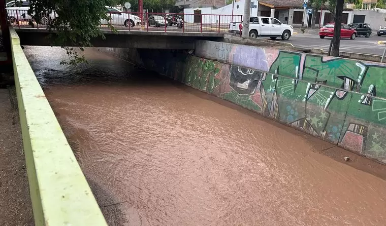 Operativo clave en el Zanj�n de los Ciruelos: cortan el agua para buscar a fondo a la mujer arrastrada