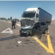 Brutal choque en Maip�: un cami�n brasile�o embisti� a un Fiat Uno y hay dos heridos en estado cr�tico