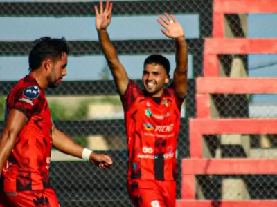 El jugador de Fadep celebra su gol con sus hinchas