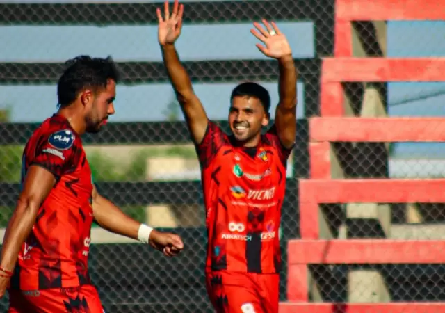 El jugador de Fadep celebra su gol con sus hinchas