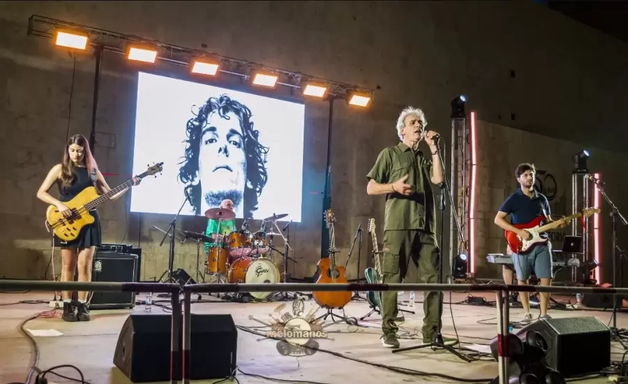 La banda Ella Tambiém con el vocalista Javier Calvin