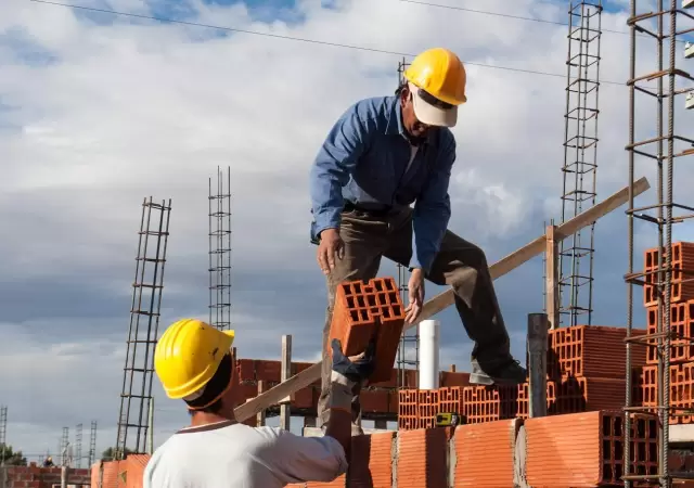 Mano de obra joven. La apuesta de Mendoza para recuperar el oficio de oficial especializado y mejorar la competitividad en las obras.