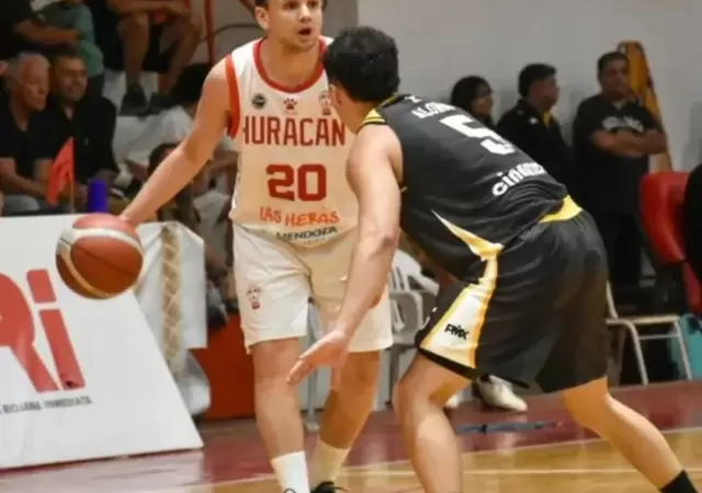 Reyes vistiendo la casaca de Hurac�n.