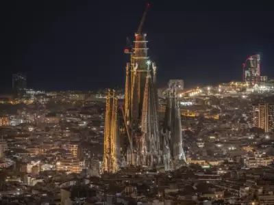 Sagrada Familia: colocan pieza clave en la torre de Jesucristo para 2026.