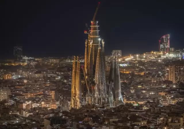 Sagrada Familia: colocan pieza clave en la torre de Jesucristo para 2026.