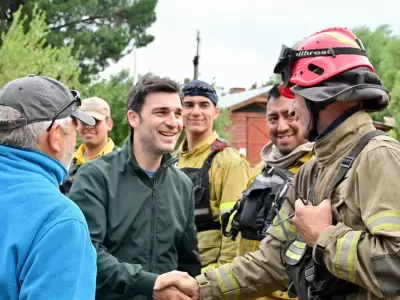 El gobernador Torres con los bomberos