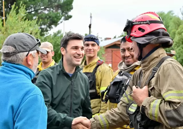 El gobernador Torres con los bomberos