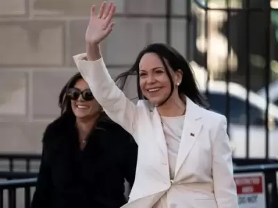 Mar�a Corina saluda antes de ingresar a la Casa Blanca