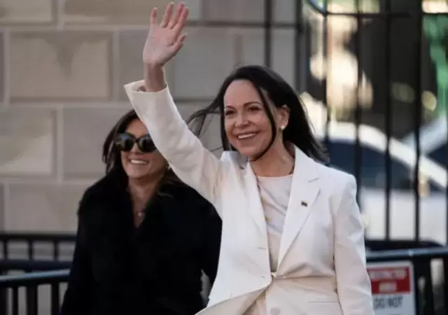 Mar�a Corina saluda antes de ingresar a la Casa Blanca