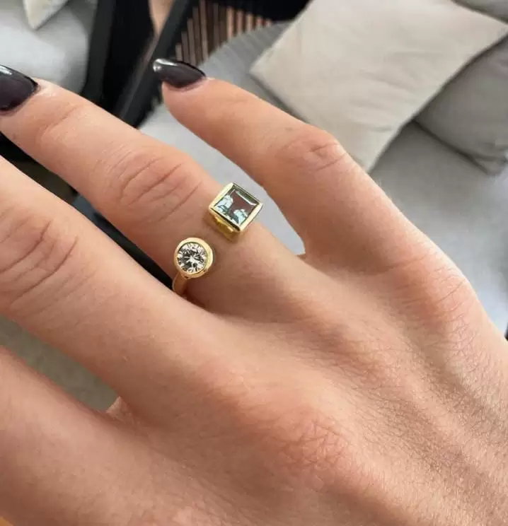Anillo de compromiso de Lali