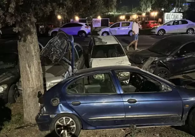 El auto en el que iba choc� contra el guardarra�l y cuatro veh�culos estacionados