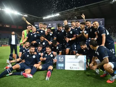 El plantel  azul tras recibir el cheque por la victoria