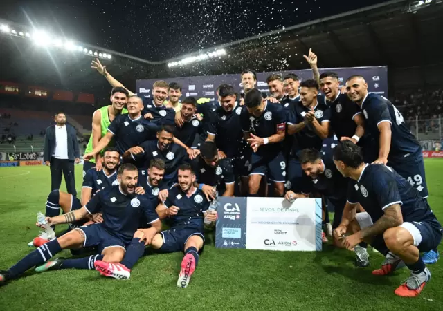 El plantel  azul tras recibir el cheque por la victoria
