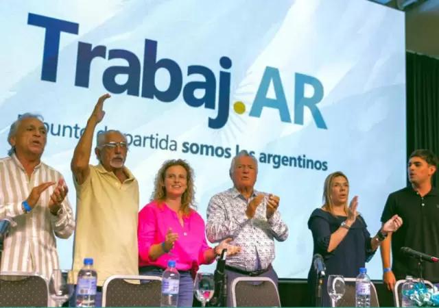 Acto de lanzamiento del partido de los trabajadoresTrabaj.AR con Luis Barrionuevo al frente. (Foto: archivo web)