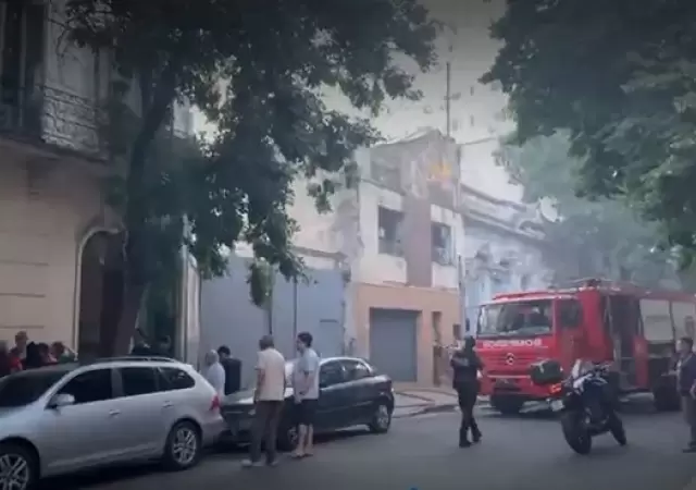 Un importante incendio en el barrio de Monserrat