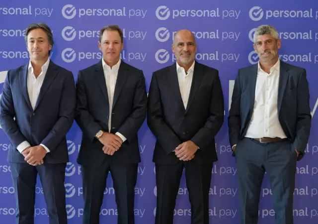 Juan Parma, CEO de Banco Macro; Jorge Brito, Presidente de Banco Macro;
Roberto Nobile, CEO de Personal; y Mart�n Heine, CEO de Personal Pay.