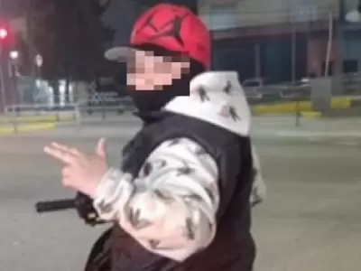 Un enfrentamiento entre polic�as y un grupo de sospechosos termin� con la muerte de un adolescente de 12 a�os en el partido de Tres de Febrero.