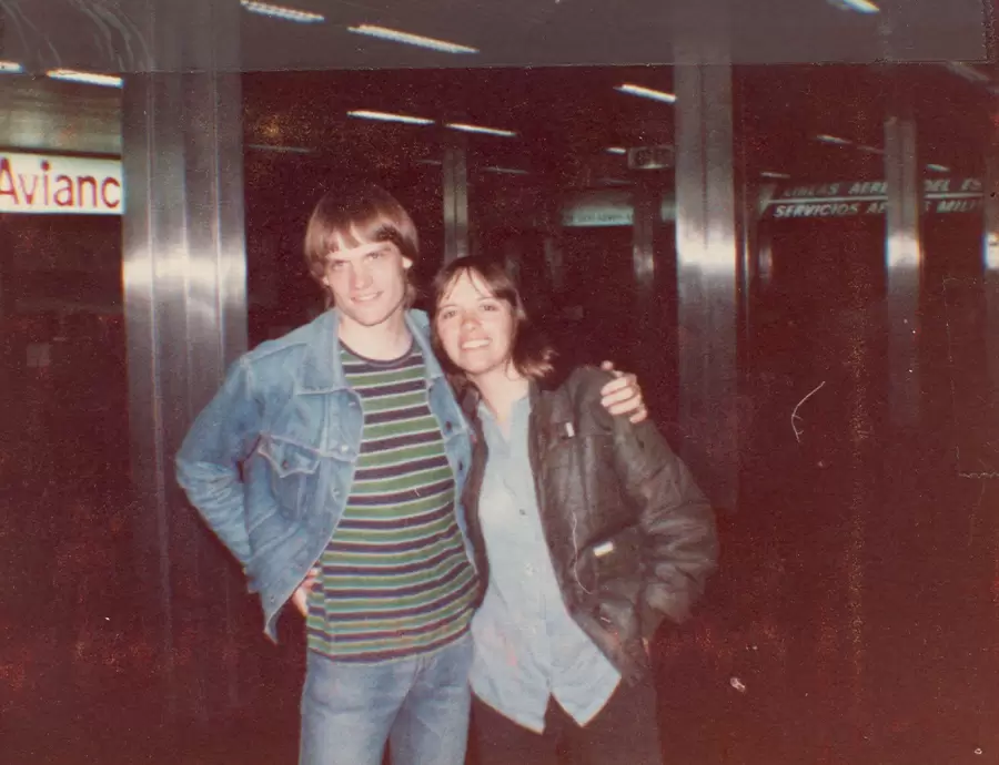 Mark junto a su esposa Karina, all� lejos y hace tiempo