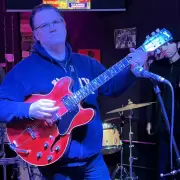 El disco que une a Seattle con Spinetta: Mark Young presenta 'Recuerdos' en el m�tico Vi�a Rock Caf�
