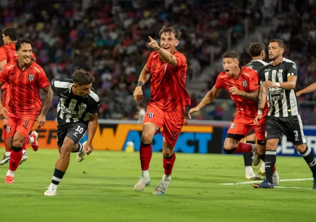 Simoni y su primer gol en Primera.
