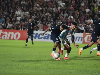 Accidentado partido en el Parque.