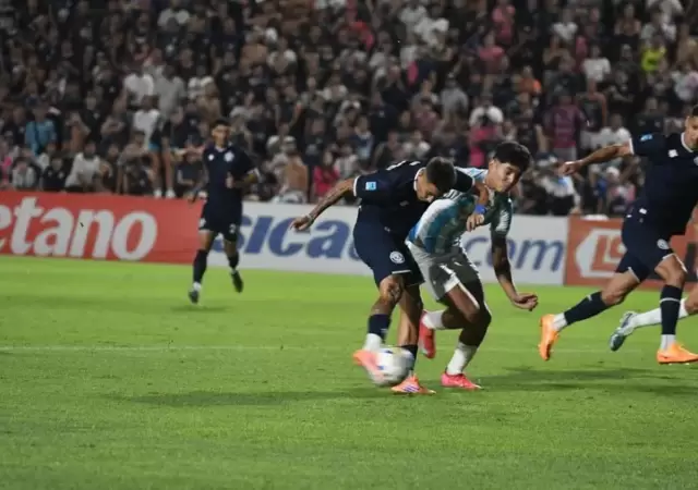 Accidentado partido en el Parque.