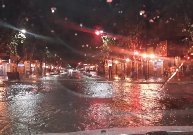 Tras el paso de la piedra y la lluvia, Defensa Civil y cuadrillas municipales trabajan para despejar las zonas m�s castigadas por el temporal.