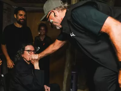 Charly se saluda con Le�n en el concierto de Gieco en Uruguay