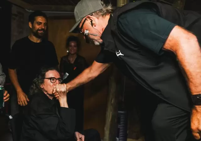 Charly se saluda con Le�n en el concierto de Gieco en Uruguay