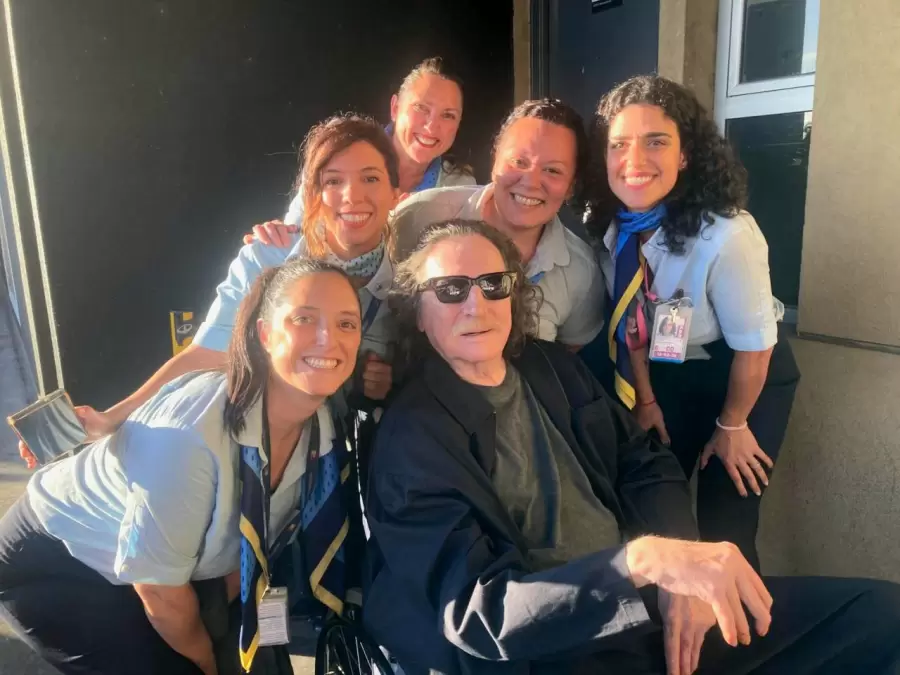 Charly con las azafatas en el aeropuerto